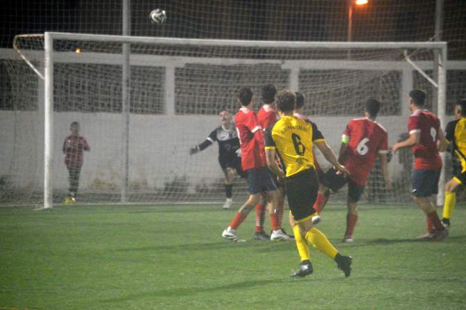 Golazo de falta de Airam Vega en el 2-2 del San Nicol&aacute;s (Foto: Juan Antonio Hern&aacute;ndez)