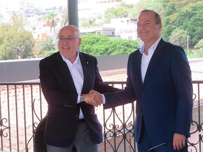 Antonio Morales y Augusto Hidalgo, el pasado jueves, al presentar el acuerdo de gobierno para el Cabildo/TA.