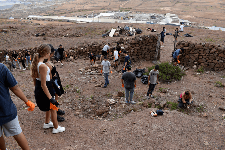 Alumnos durante la campa&ntilde;a de limpieza/TA.