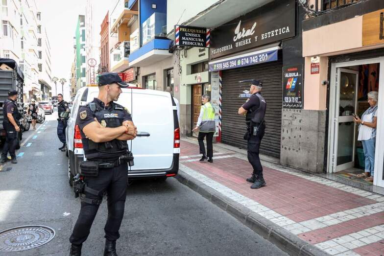 Efectivos policiales delante de la vivienda donde fue hallada la vecina de Las Canteras/Acfi Press