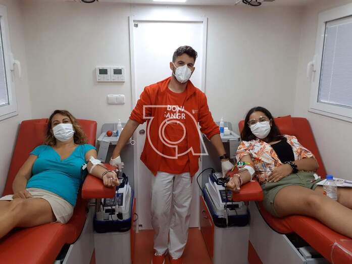 Madre e hija donantes de sangre del ICHH