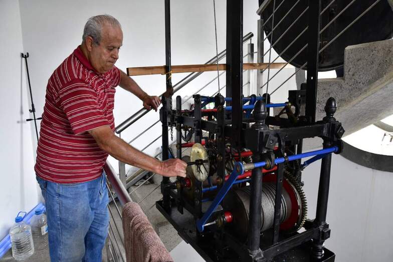 José Juan junto al motor a la estructura que hace funcionar el reloj/Arcadio Suárez/C7.