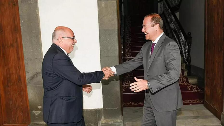 Saludo entre Antonio Morales y Augusto Hidalgo/EFE.