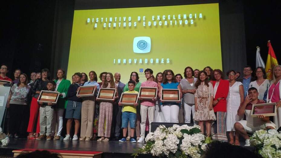 Imagen de familia de los centros galardonados/TA.