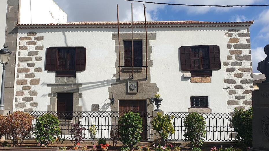 Ventanas de El Casino pintadas de color marrón oscurro/TA.