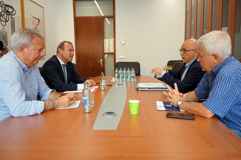 Reunión de NC y PSOE para cerrar el acuerdo de Gobierno en el Cabildo grancanario/Acfi Press.