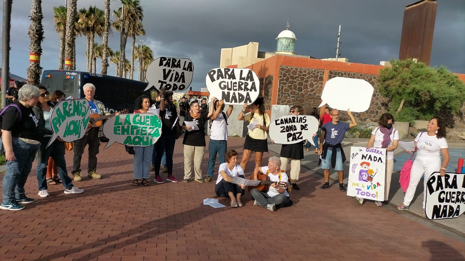 Protesta de los antimilitaristas en la capital grancanaria/TA.