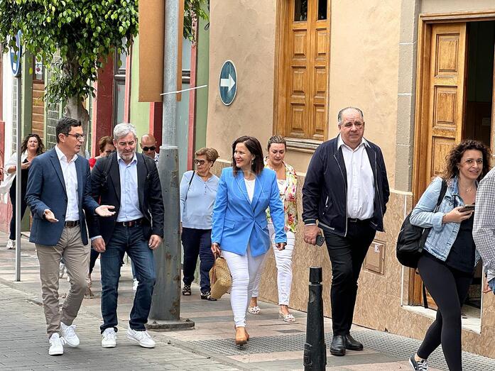 Pablo Rodr&iacute;guez con Clavijo, Lidia Mej&iacute;as y Juan Martel, en un acto de campa&ntilde;a en Telde/TA.