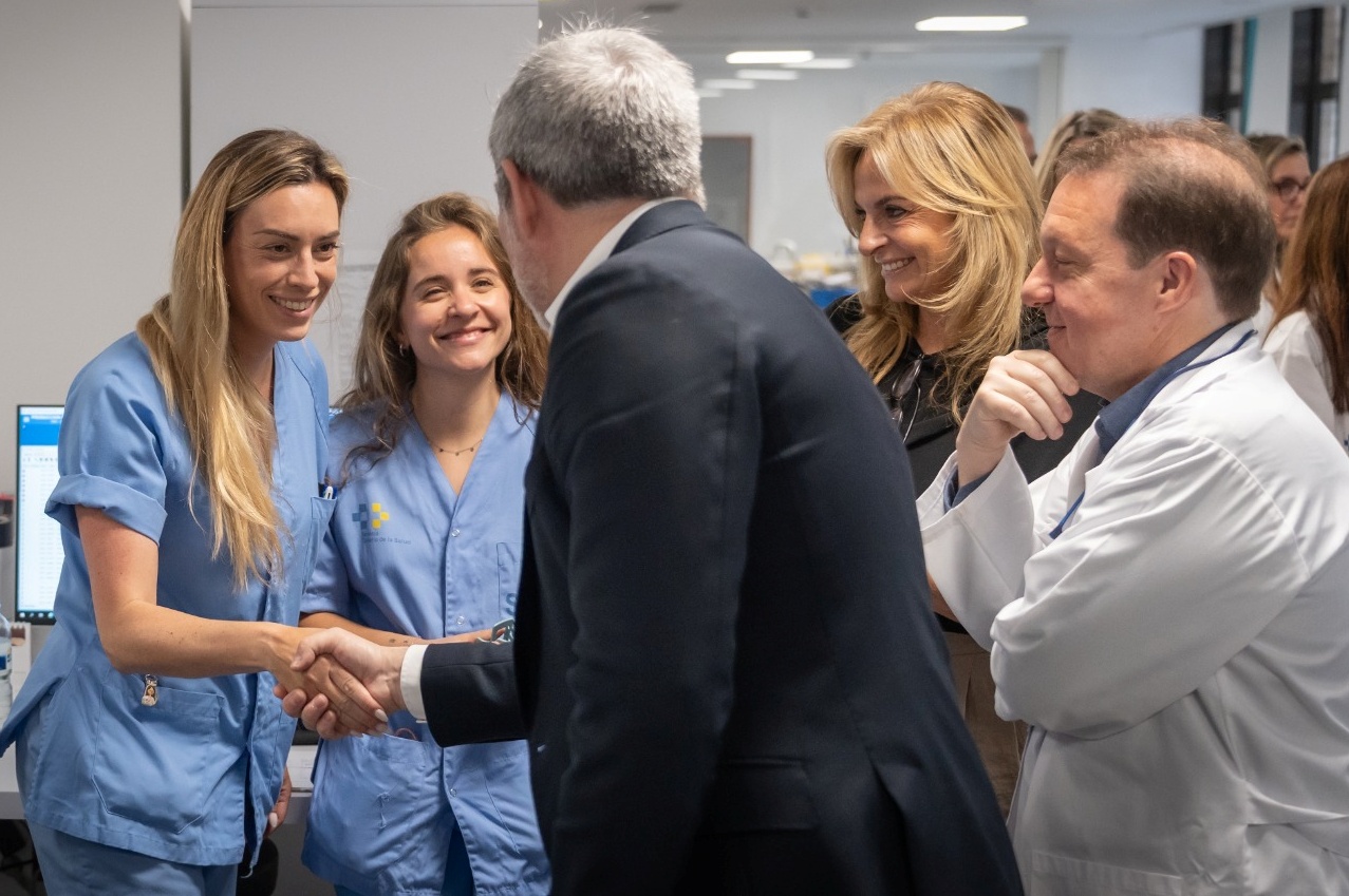 Fernando Clavijo saluda a los profesionales del Hospital Doctor Negr&iacute;n (Foto: DGM)