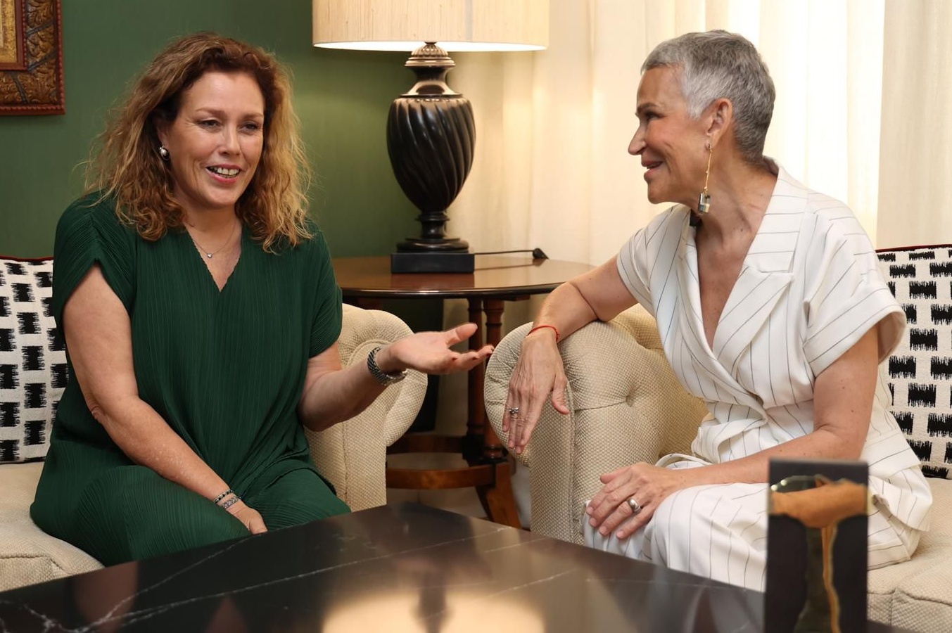 &Aacute;strid P&eacute;rez con Antonia San Juan (Foto: Parlamento de Canarias)