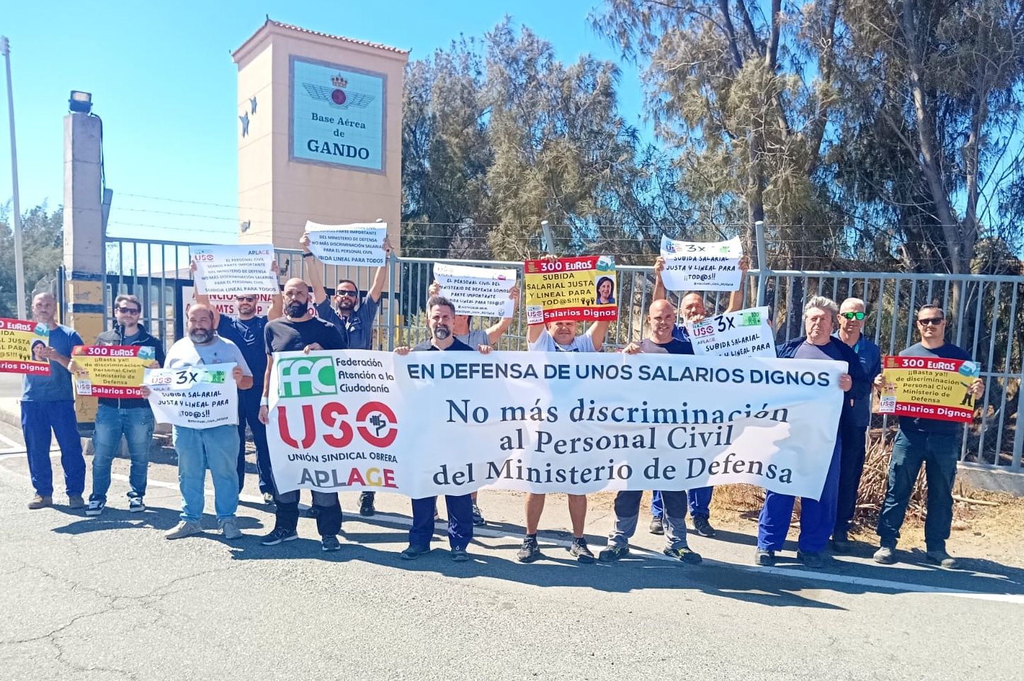 El personal civil de Defensa vuelve a concentrarse en Gando para reclamar mejoras salariales