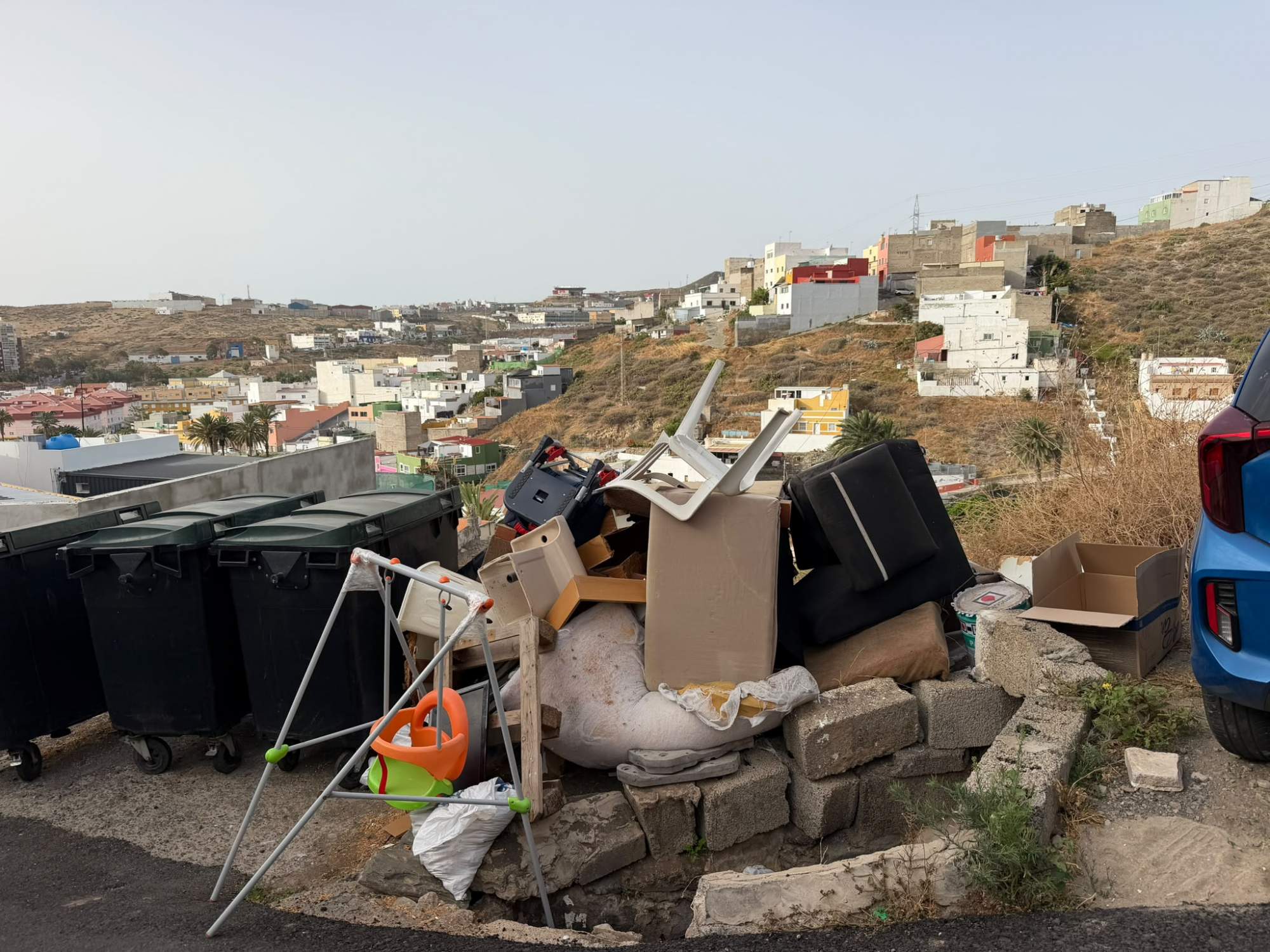 Los vecinos de la calle Granada (Jinámar) denuncian la acumulación de trastos y enseres