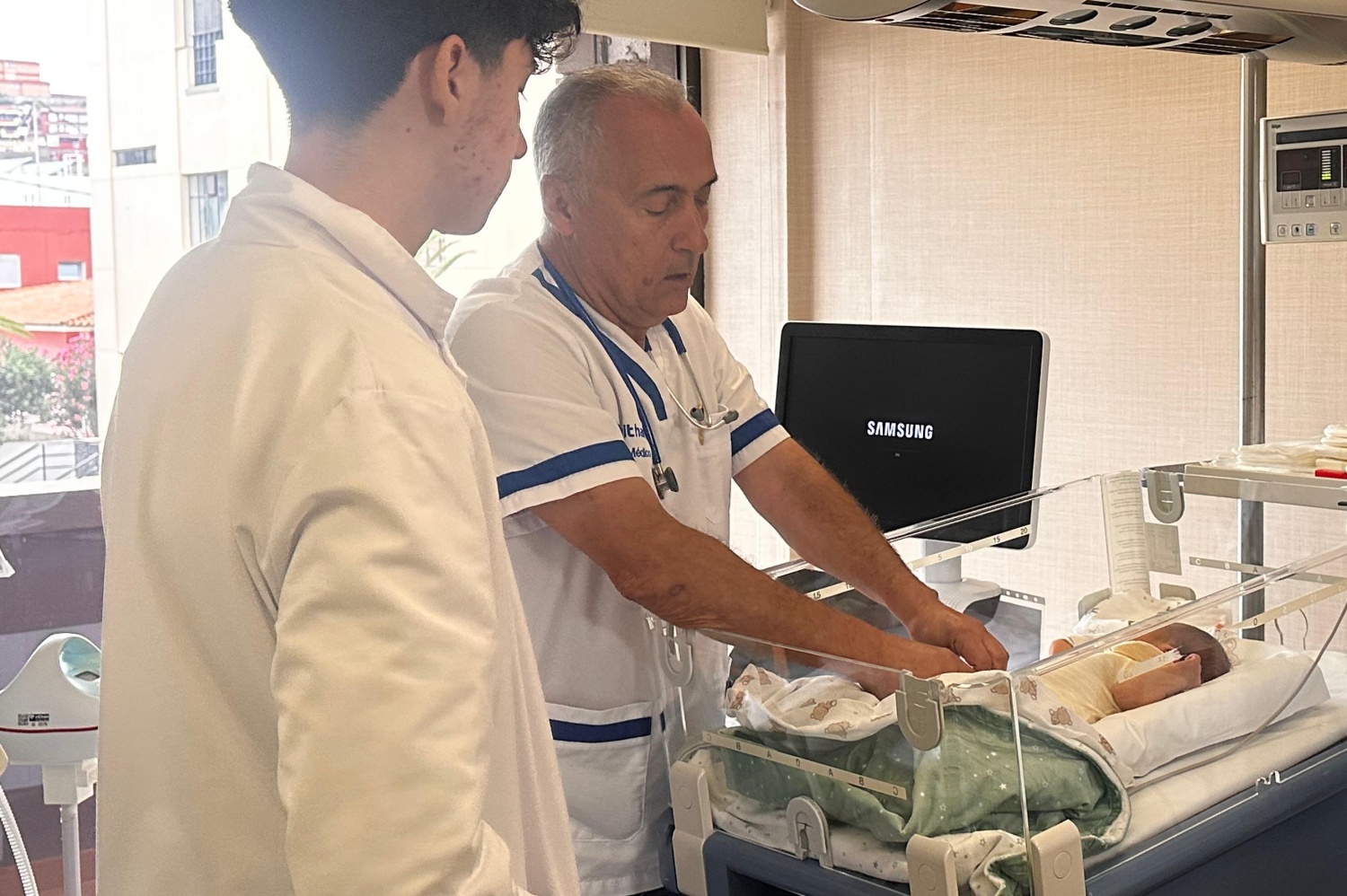 Alumnos en la UCI neonatal del grupo  (Foto: Vithas Hospital)
