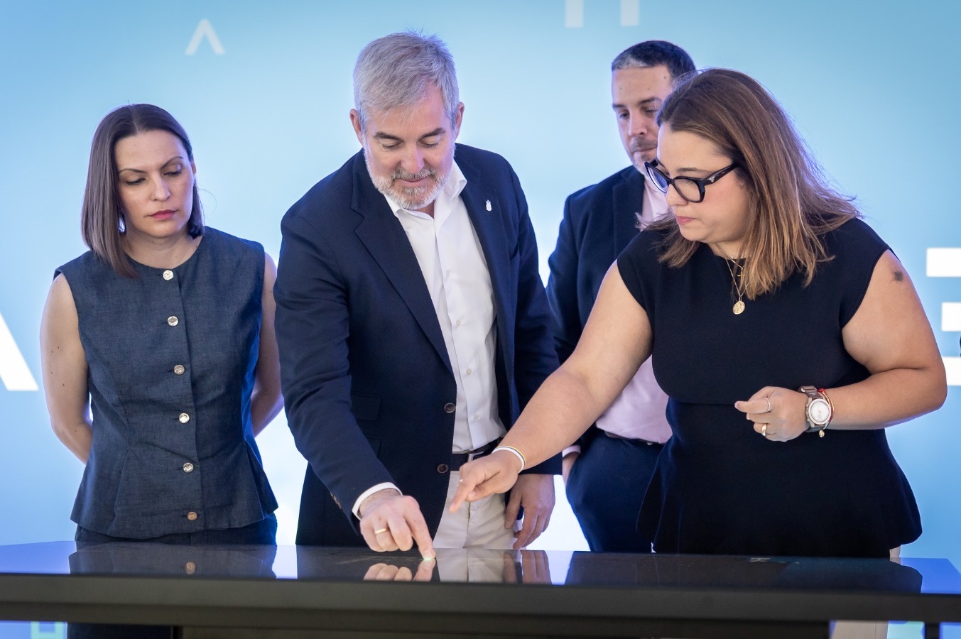 Fernando Clavijo prueba una de los paneles t&aacute;ctiles del proyecto (Foto: Gobierno de Canarias)