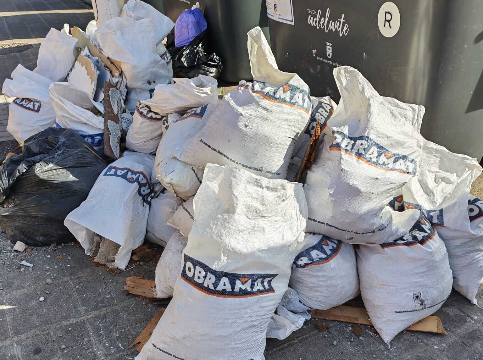 Un vertido de escombros afea Las Remudas