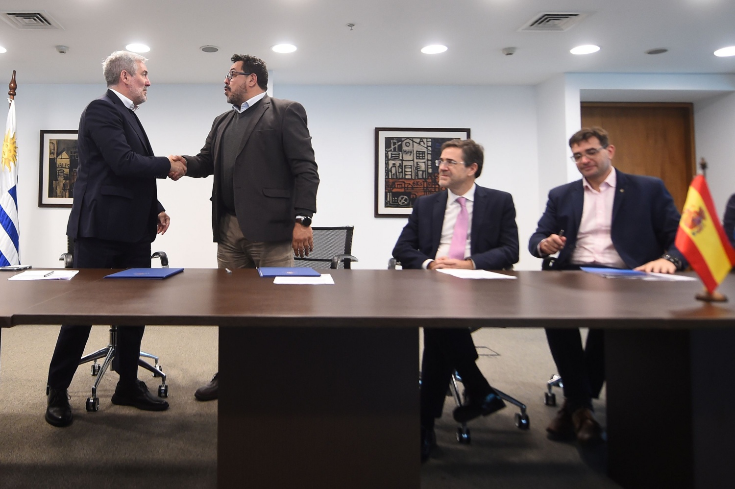 Firma del memor&aacute;ndum por parte de Fernando Clavijo (Foto: DGM)