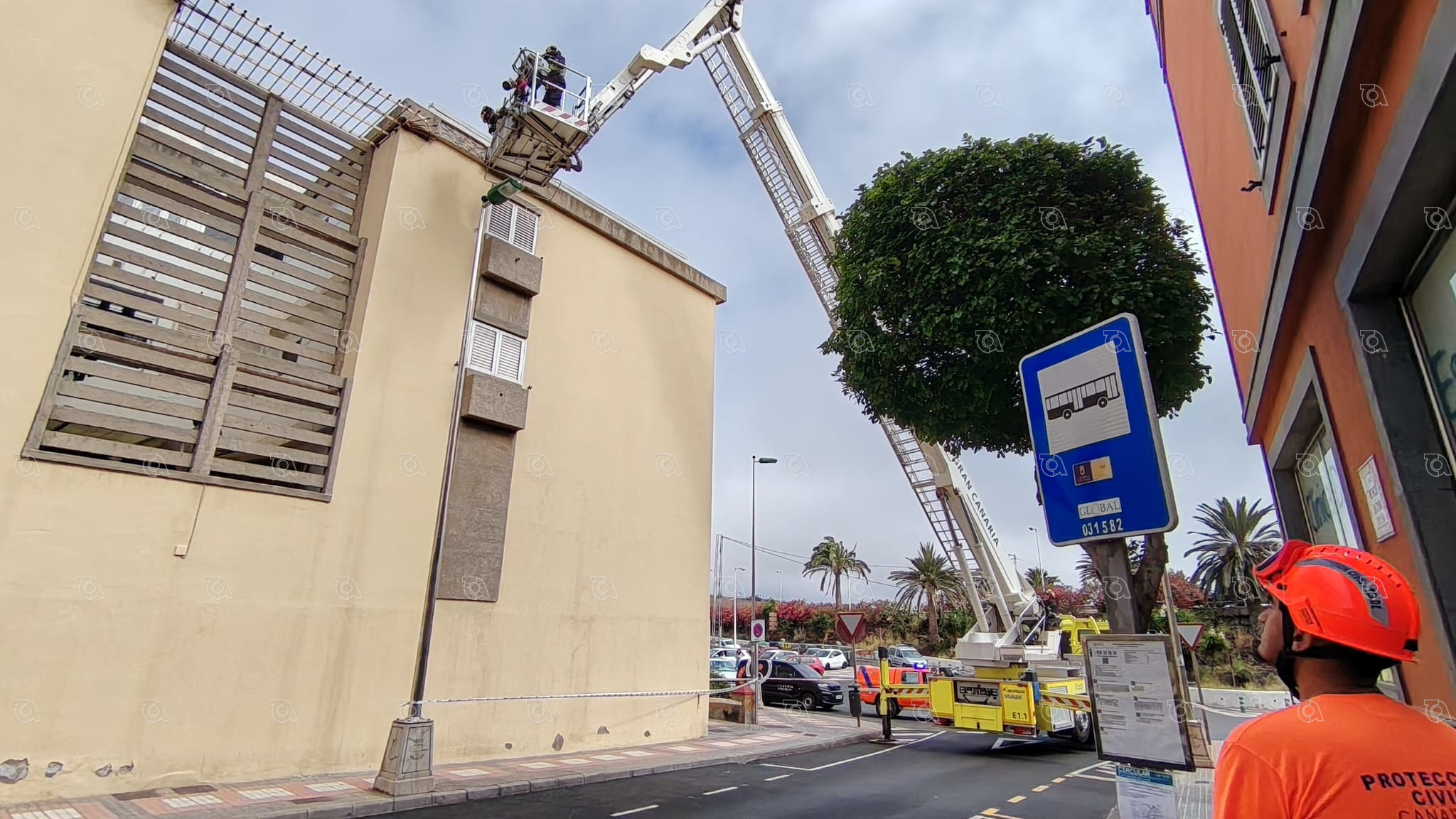 Los bomberos act&uacute;an por la ca&iacute;da de cascotes desde un edificio en San Juan