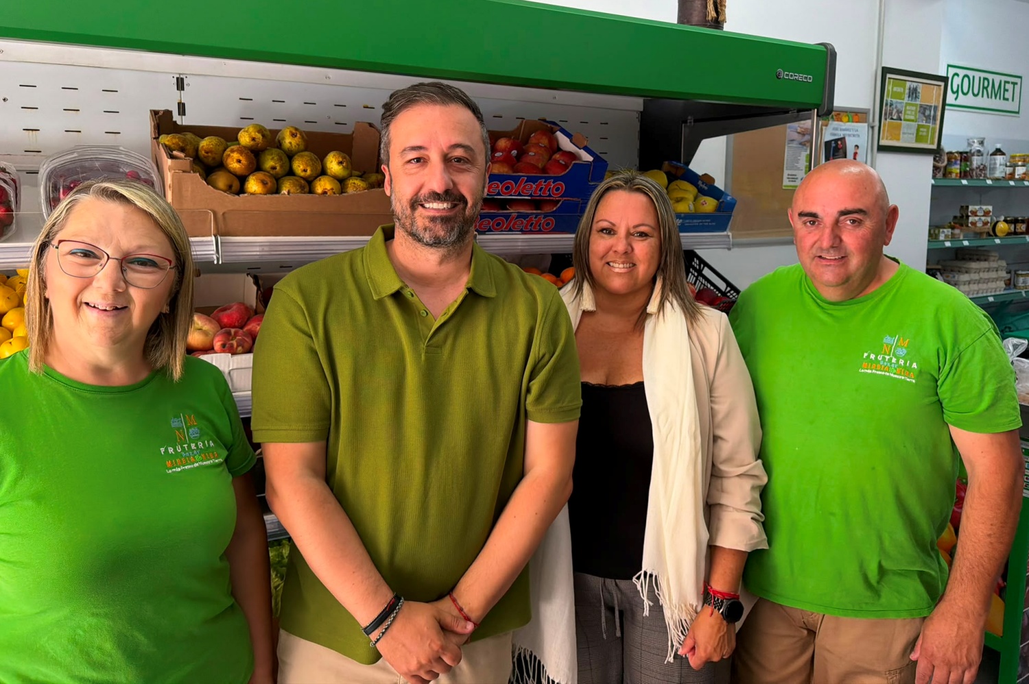 Juan Antonio Pe&ntilde;a y Desir&eacute;e Hern&aacute;ndez, junto a los propietarios de la fruter&iacute;a (Foto: Prensa Ayto. Telde)