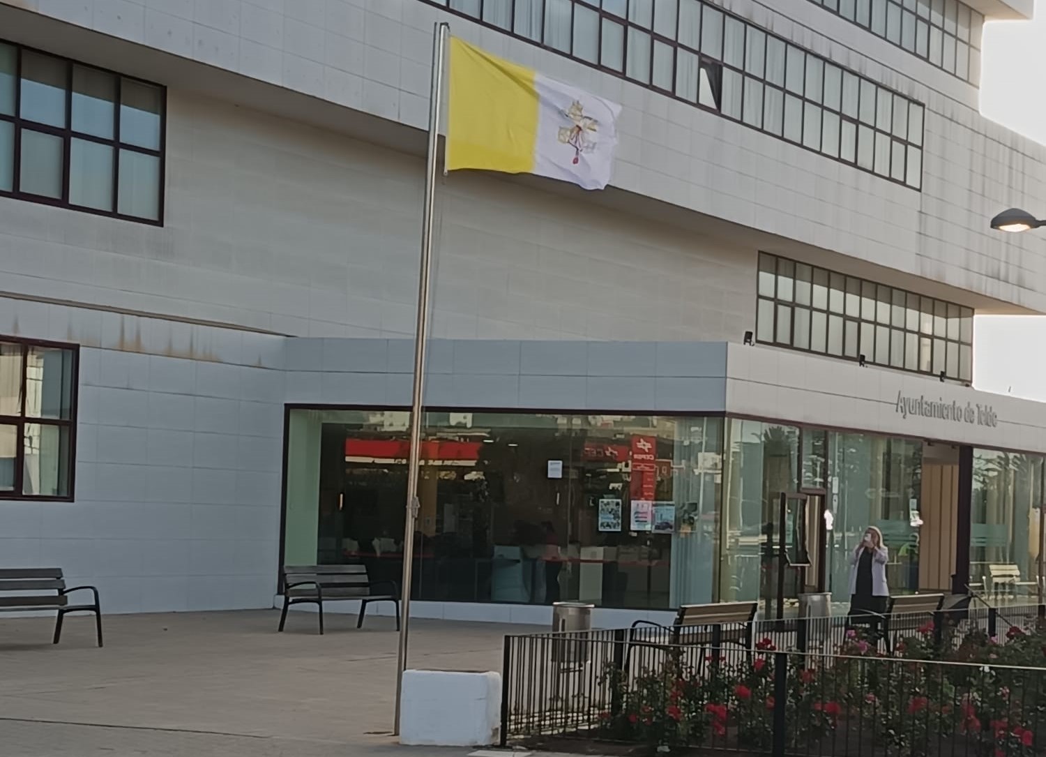 La bandera del Vaticano ondea en las oficinas municipales de El Cubillo/TA.