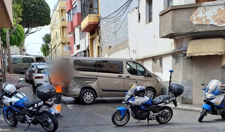 Un veh&iacute;culo embiste a otro en el cruce de Punto Fielato  (Telde)