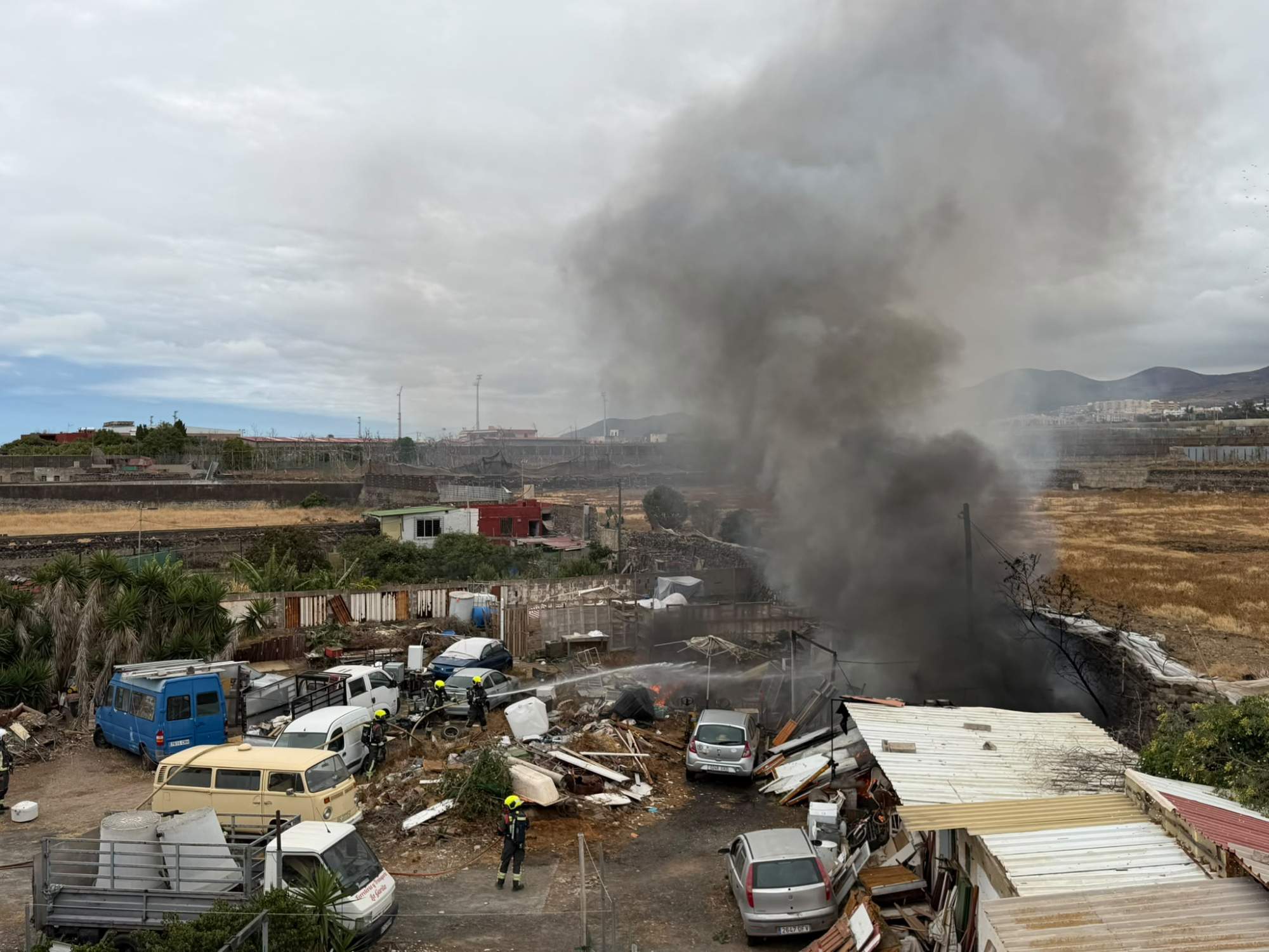 &Uacute;ltima Hora: Las llamas arrasan residuos y estructuras en una parcela de San Antonio (Telde)