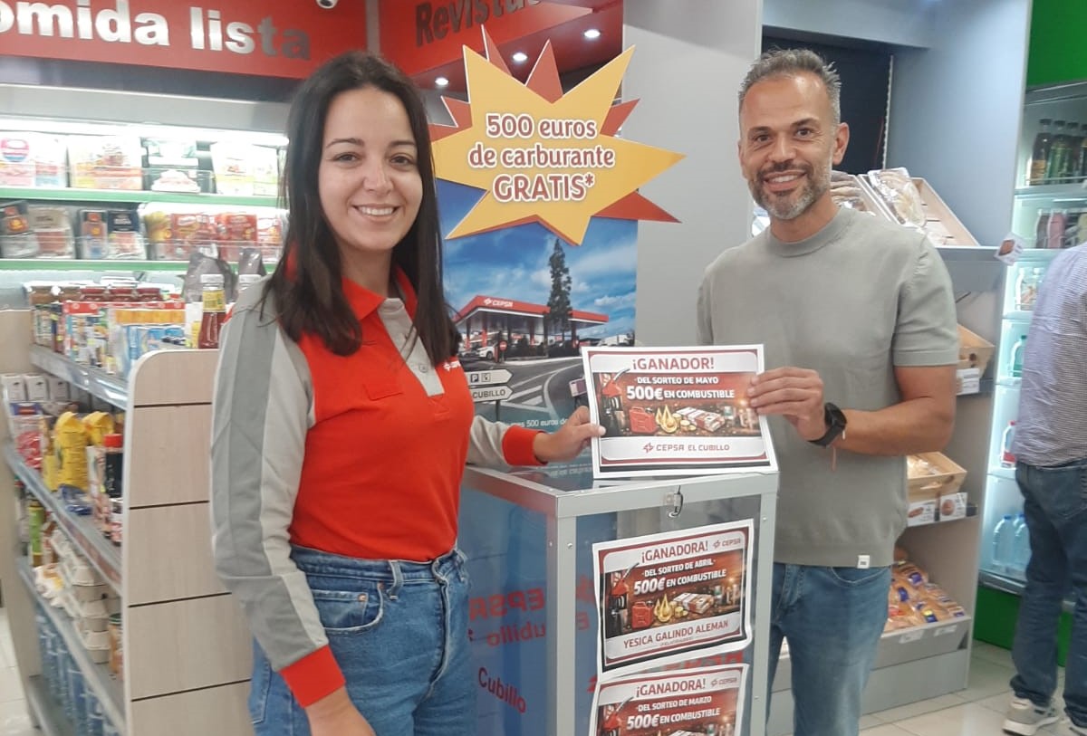 El afortunado junto a una empleada de la gasolinera de El Cubillo/TA.