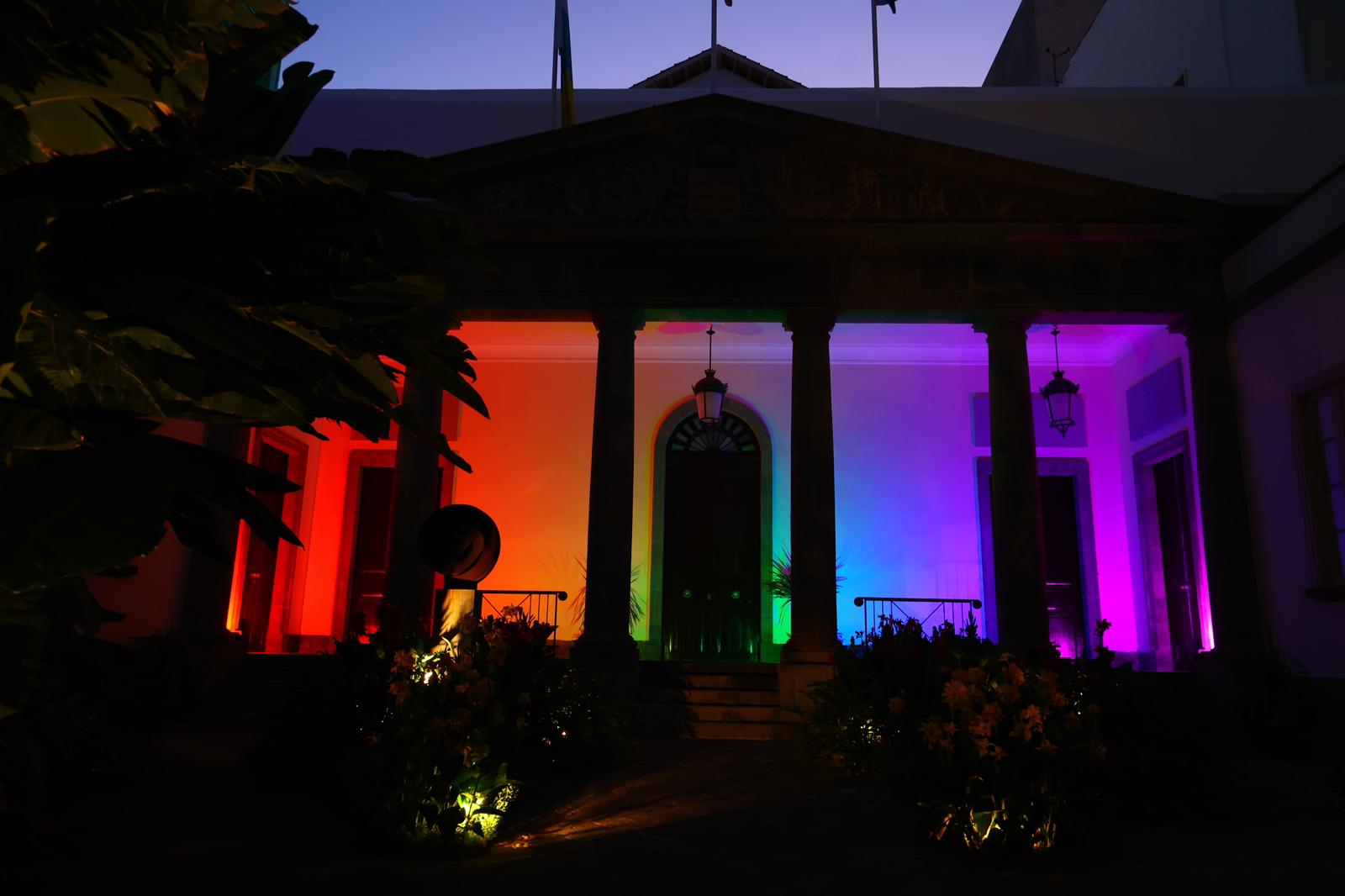 Fachada del Parlamento con los colores LGTBI (Foto: Parlamento)