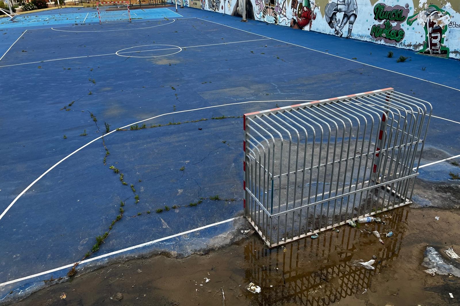 Indignación por el mal estado de una cancha deportiva en Jinámar
