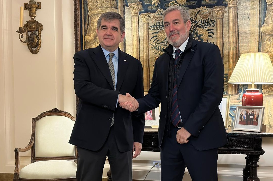 Fernando Clavijo, presidente del Gobierno de Canarias, junto al embajador de Espa&ntilde;a en Argentina (Foto: DGM)