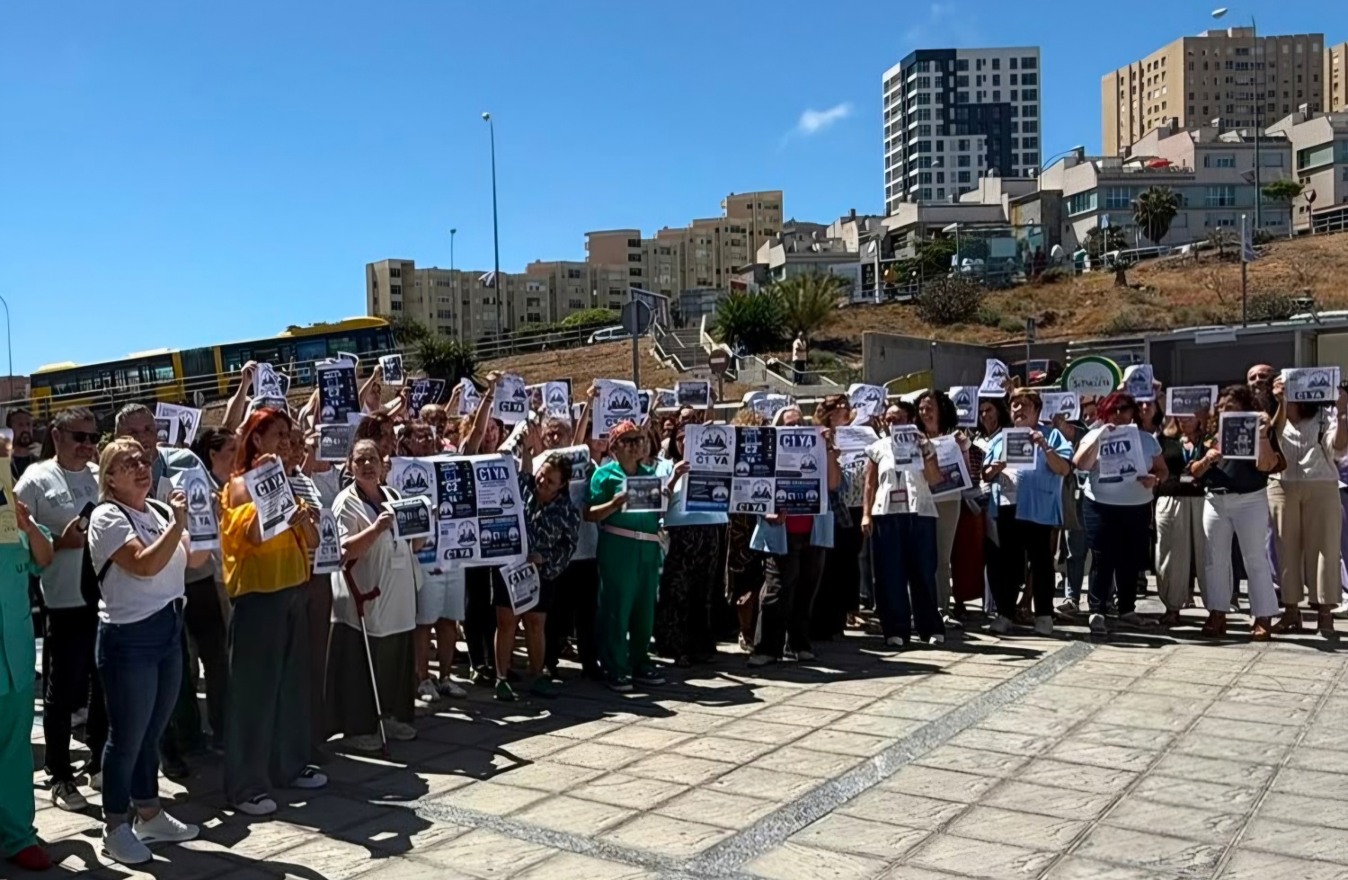 Auxiliares administrativos del SCS se concentran en el Hospital Doctor Negrín para reclamar la reclasificación al grupo C1