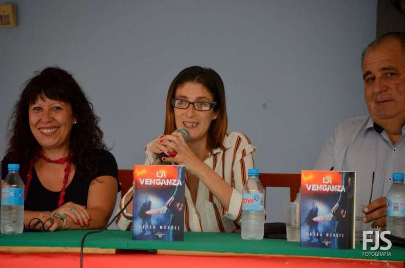 La escritora Yaiza Méndez (c) en la presentación de su libro 'La venganza'