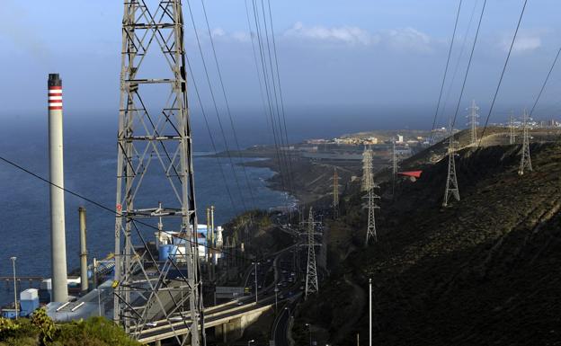 Torretas y tendidos a&eacute;reos en la central de Jin&aacute;mar. C7