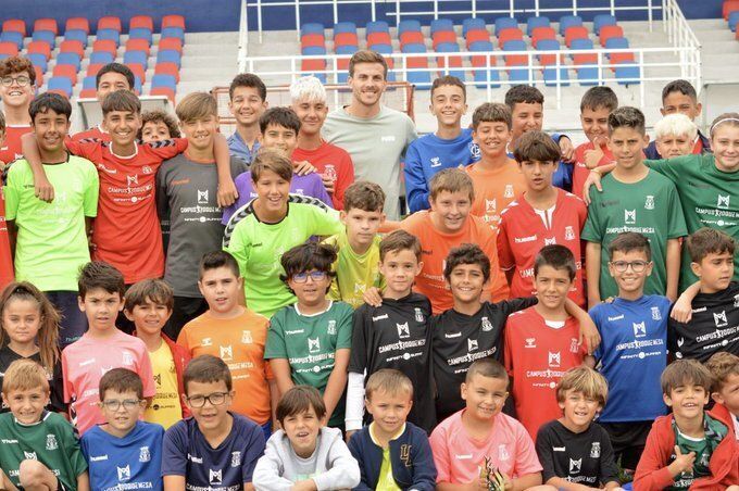 Éric Curbelo con los participantes en el Campus de Verano/UD Telde.