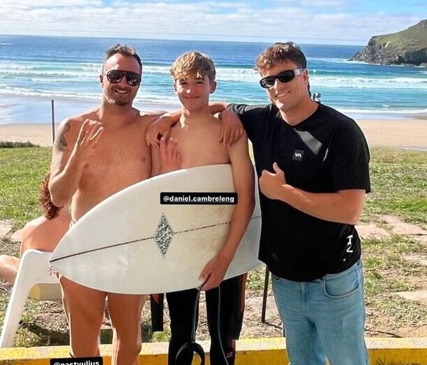 El joven surfista, en el centro de la imagen/TA.