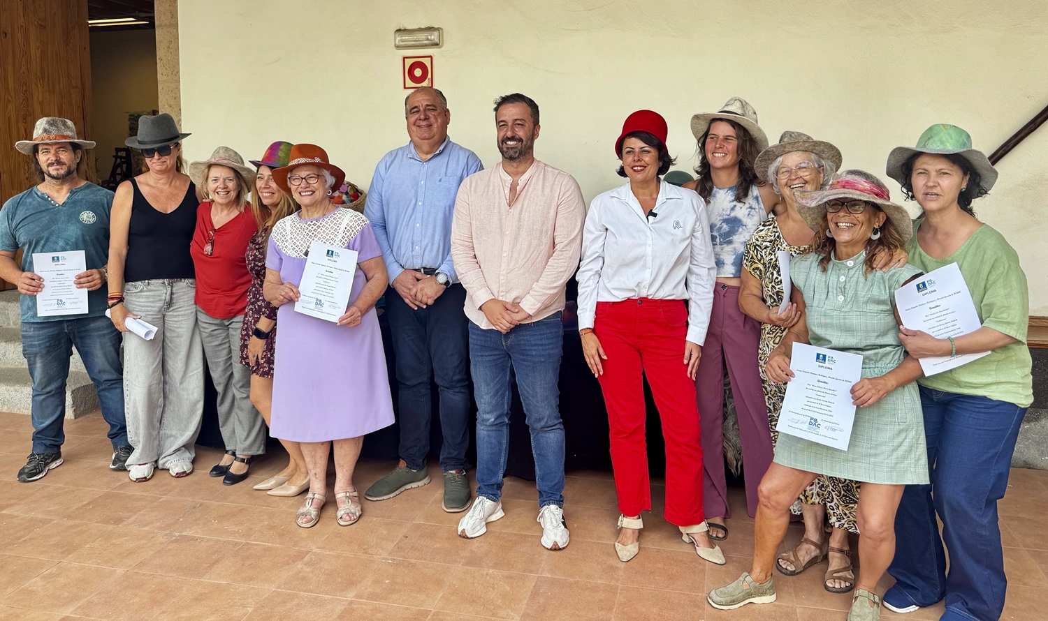 El alcalde de Telde, Juan Antonio Peña, el concejal de Cultura, Juan Martel y Minerva Alonso entregaron los diplomas (Foto: Cabildo de Gran Canaria)