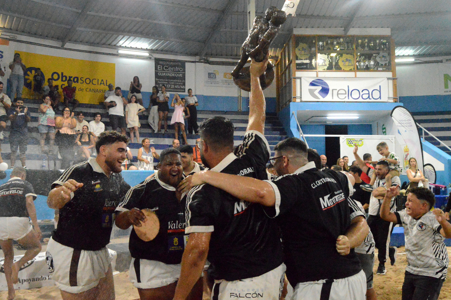 Jaime Rivero levanta el trofeo junto a sus compañeros (Foto: Juan Antonio Hernández)