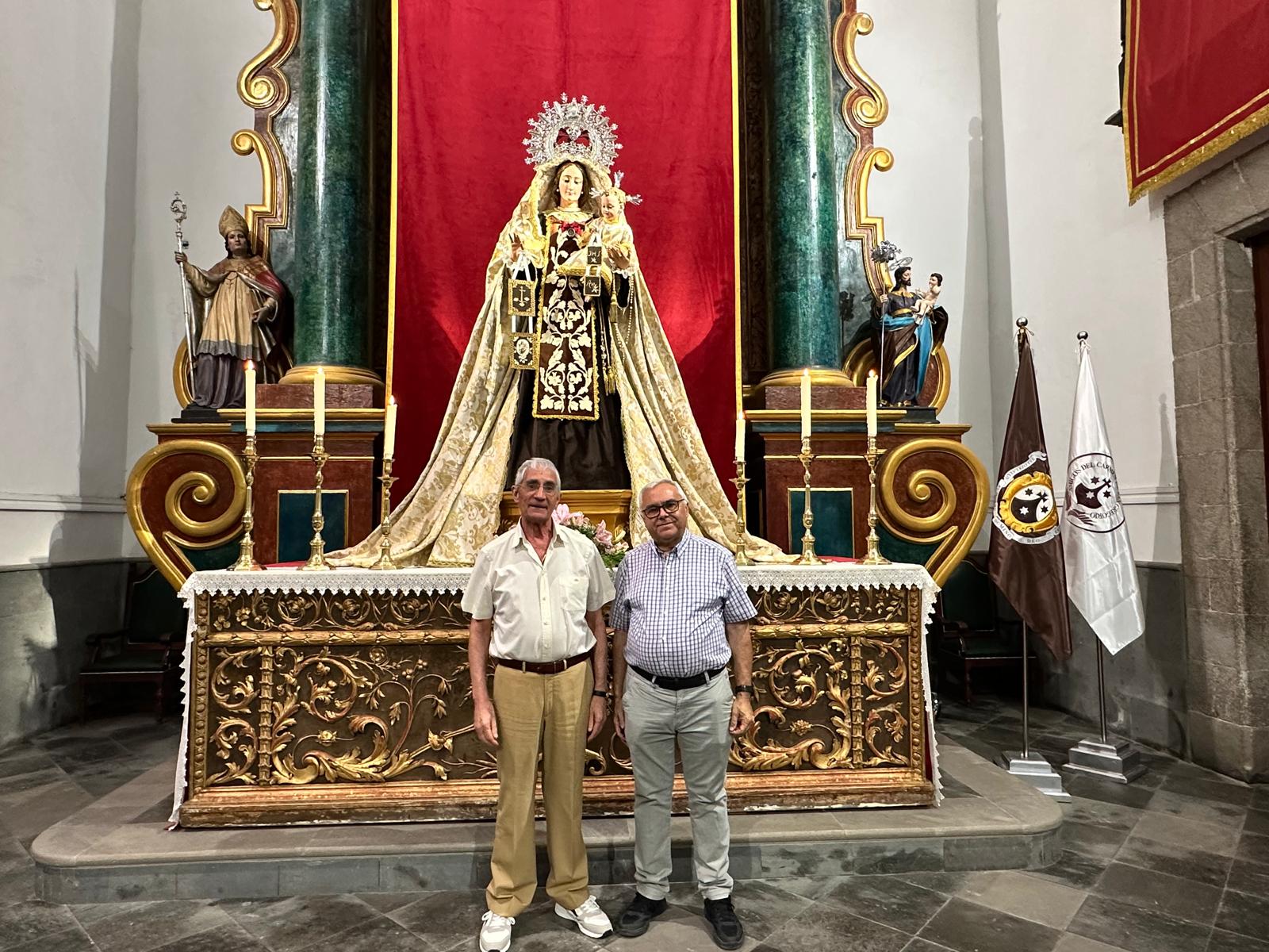 Serviliano Ceballos, pregonero, junto al párroco de San Gregorio, anoche en el templo de Los Llanos/TA.