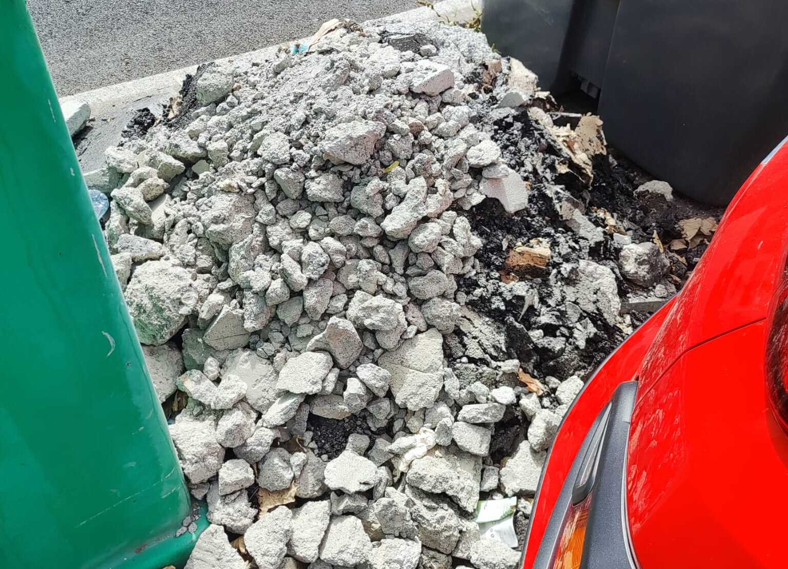 NC denuncia la acumulación de escombros de obras municipales en San Juan