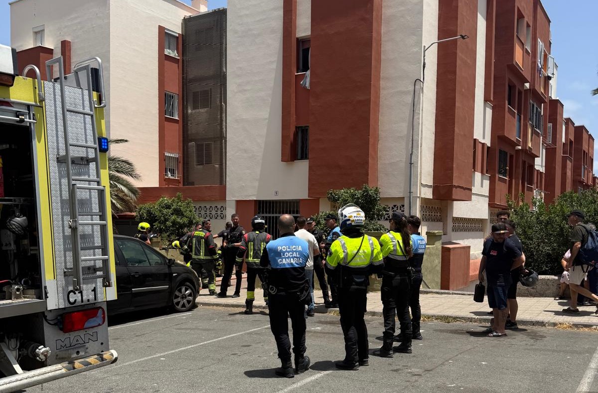 Cinco afectados, entre ellos un menor que cay&oacute; desde un edificio, en el incendio de una vivienda en Jin&aacute;mar