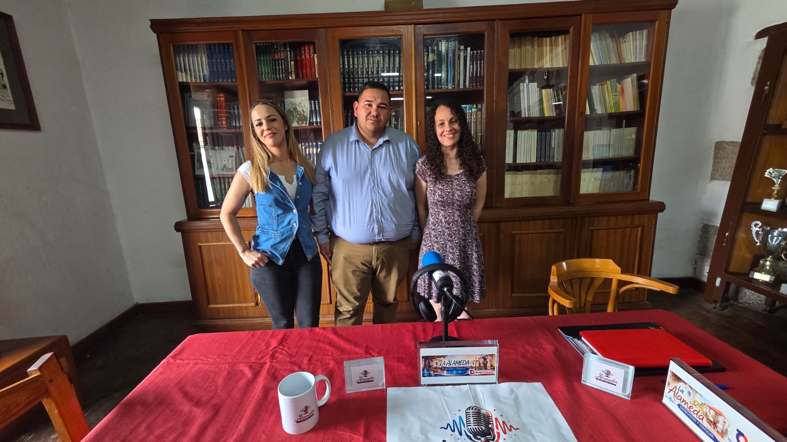 La concejala Esmeralda Cabrera, Leo Hern&aacute;ndez y Sonia Vega/TA.