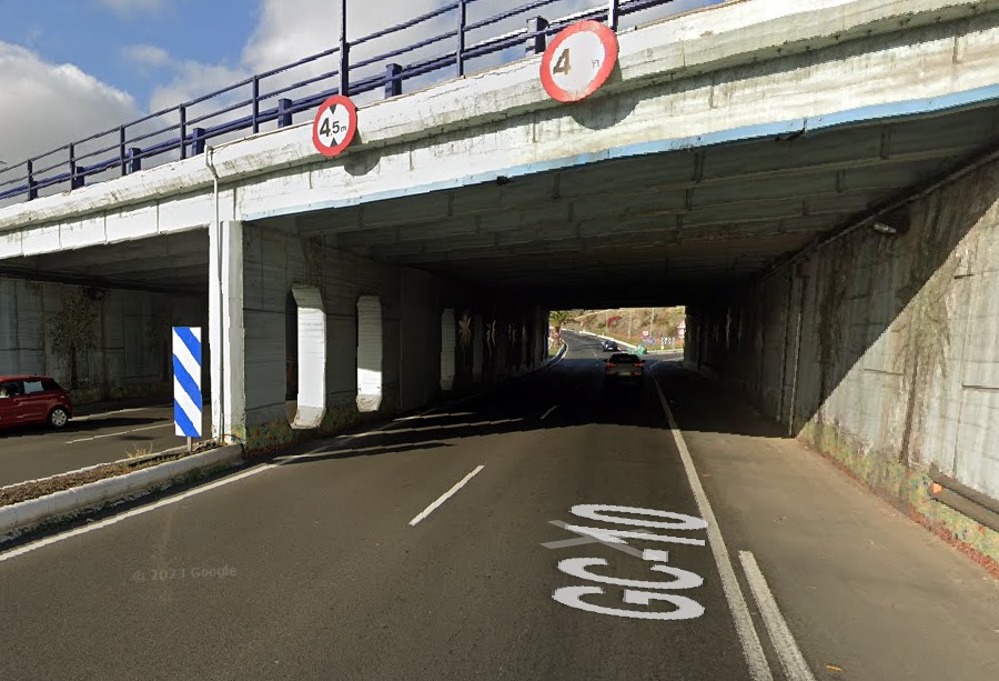 Puente dañado por un vehículo/GM.