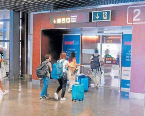 Puerta 2 de la terminal de pasajeros de Gando/C7.