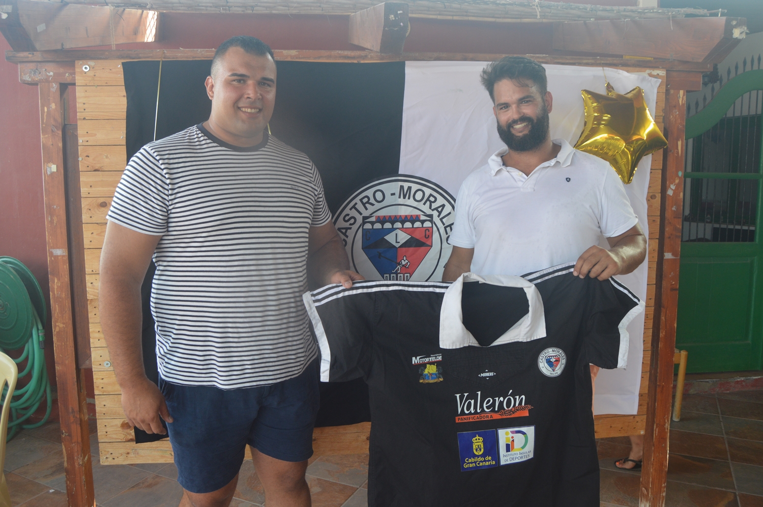 Kevin Acostra (izquierda), con el presidente del CL Castro Morales, Jaime Rivero (Foto: Juan AntinIo Hernández)