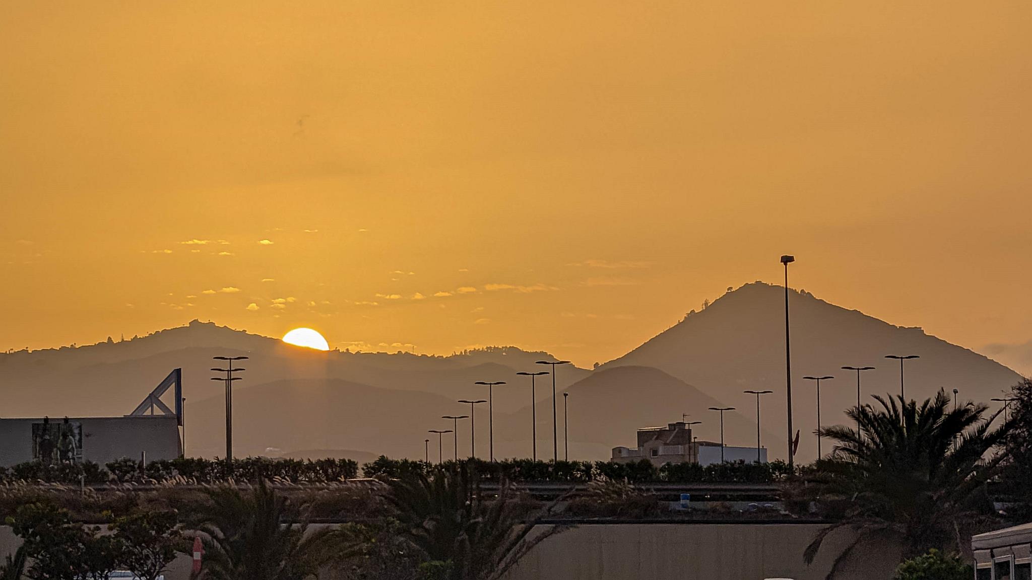 El sol se retira entre calima en cumbres  de Telde/Antonio Rico.