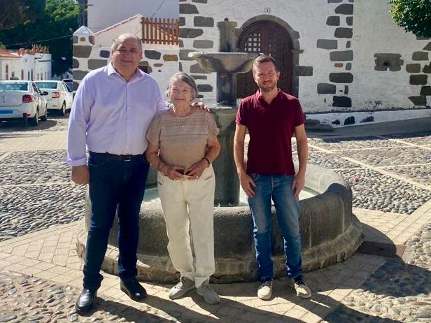 Los ediles Juan Martel y Miguel Rodríguez con la pregonera de las fiestas, Nilia Bañares/TA. Los ediles Juan Martel y Miguel Rodríguez con la pregonera de las fiestas, Nilia Bañares/TA.