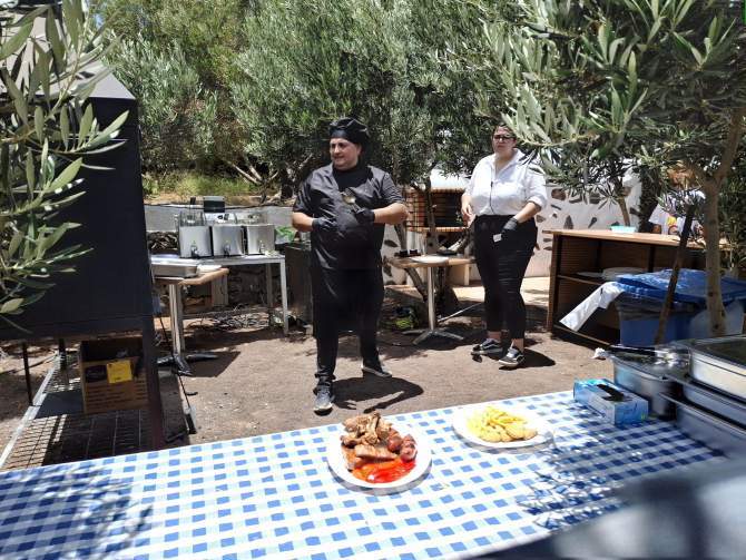 El maestro de las barbacoas del Asador del Paraíso, el restaurante al aire libre de Los Olivos, observa uno de los hornos de brasas del servicio/TA..