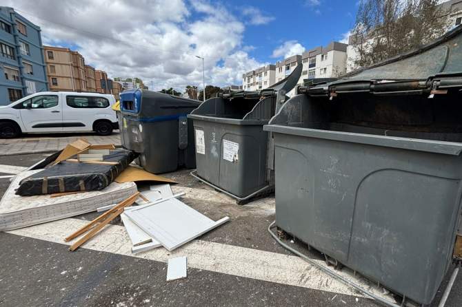 Enseres acumulados junto a los contenedores de basura en una calle de Jin&aacute;mar (Foto: NC Telde)