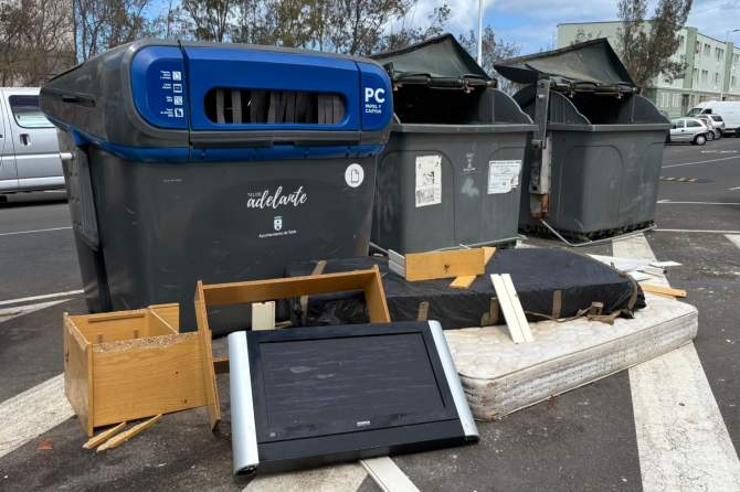 Enseres acumulados junto a los contenedores de basura en una calle de Jin&aacute;mar (Foto: NC Telde)
