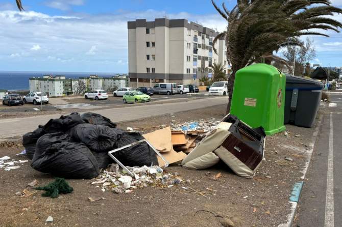 Enseres acumulados junto a los contenedores de basura en una calle de Jin&aacute;mar (Foto: NC Telde)