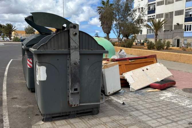 Enseres acumulados junto a los contenedores de basura en una calle de Jin&aacute;mar (Foto: NC Telde)